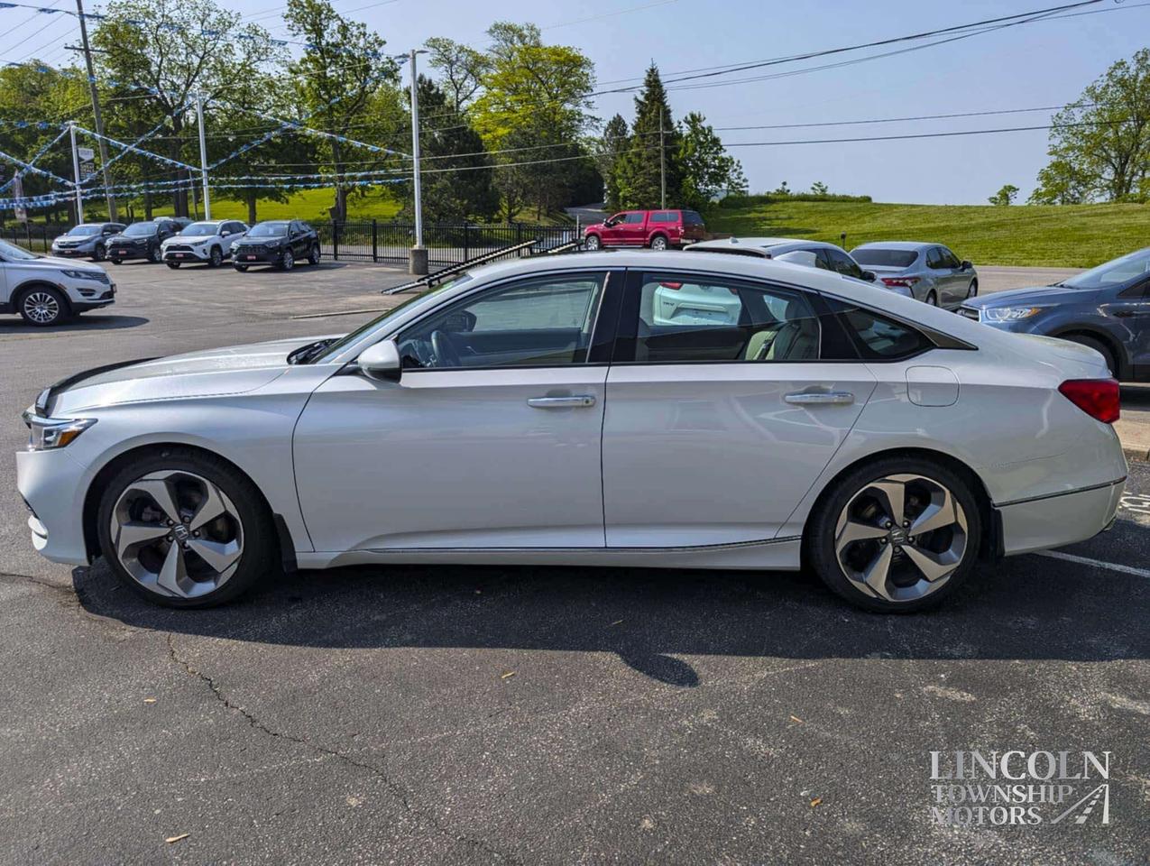 2019 Honda Accord Touring - CLEAN CARFAX, RMT START, SUNROOF, NAV Photo