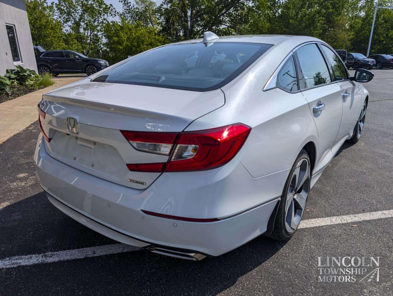 2019 Honda Accord Touring - CLEAN CARFAX, RMT START, SUNROOF, NAV Photo