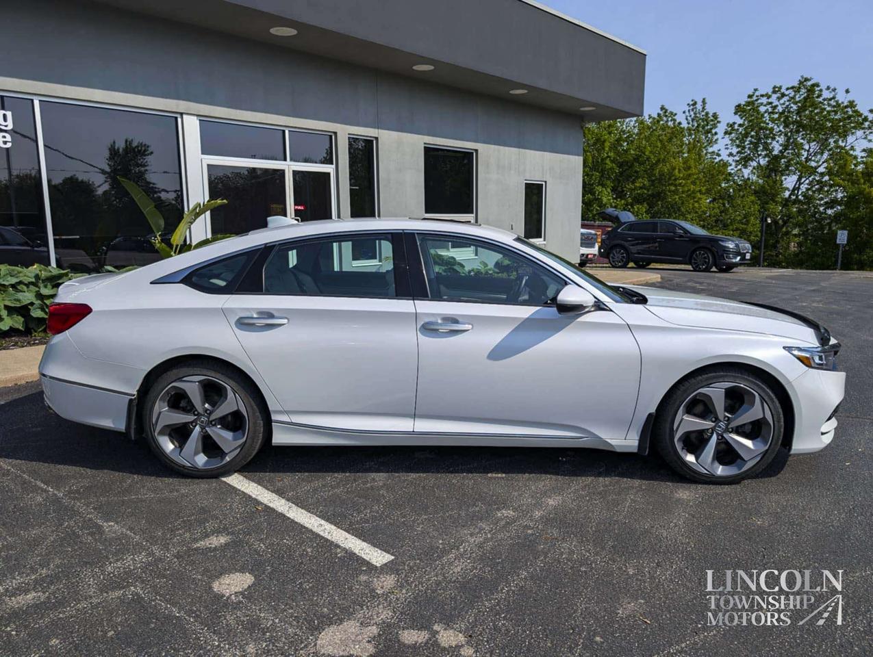2019 Honda Accord Touring - CLEAN CARFAX, RMT START, SUNROOF, NAV Photo