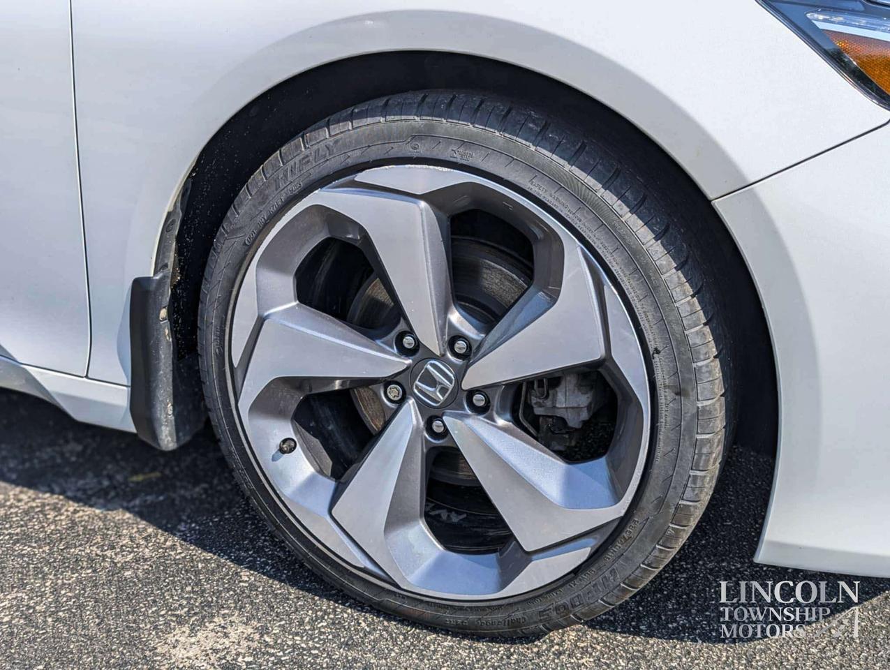 2019 Honda Accord Touring - CLEAN CARFAX, RMT START, SUNROOF, NAV Photo
