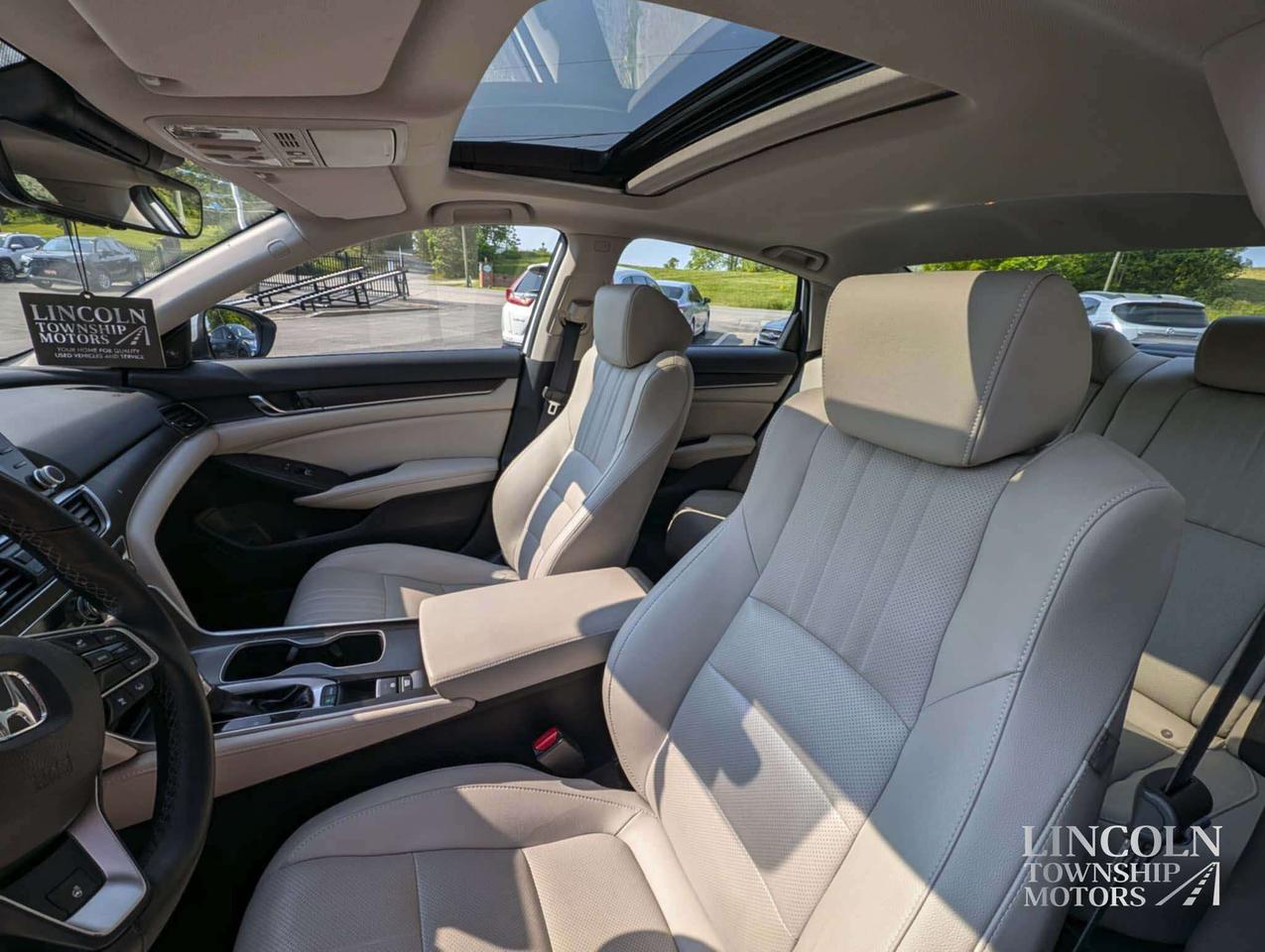 2019 Honda Accord Touring - CLEAN CARFAX, RMT START, SUNROOF, NAV Photo