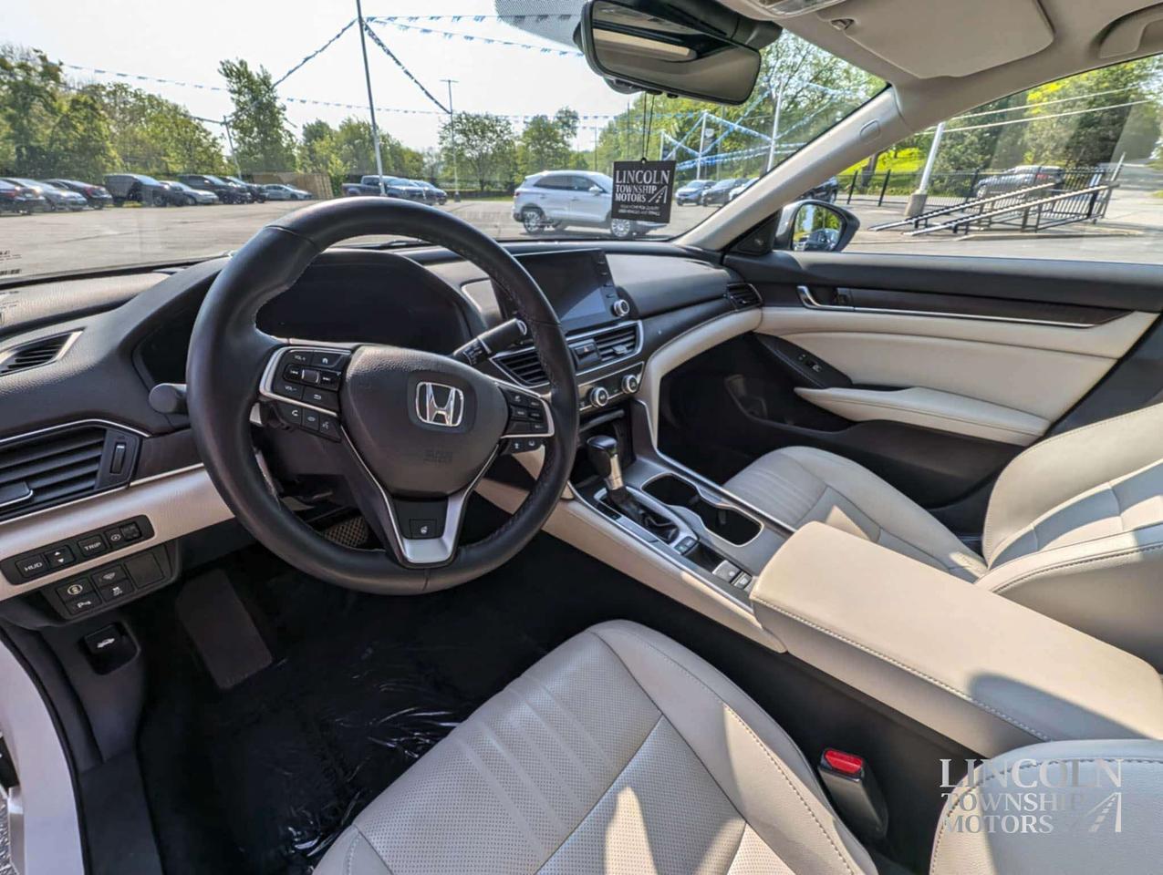 2019 Honda Accord Touring - CLEAN CARFAX, RMT START, SUNROOF, NAV Photo