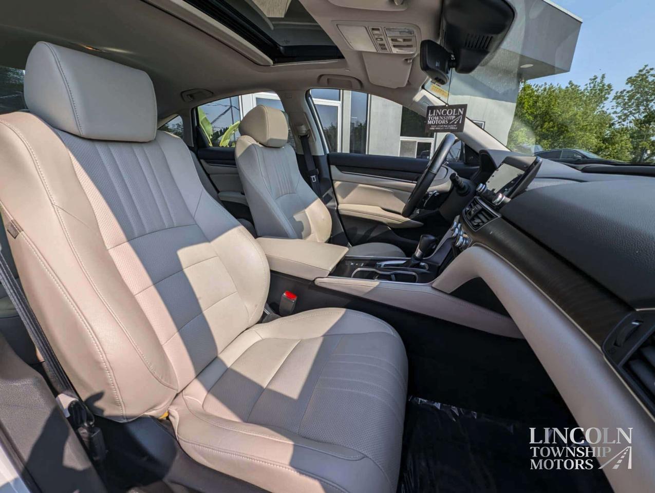2019 Honda Accord Touring - CLEAN CARFAX, RMT START, SUNROOF, NAV Photo