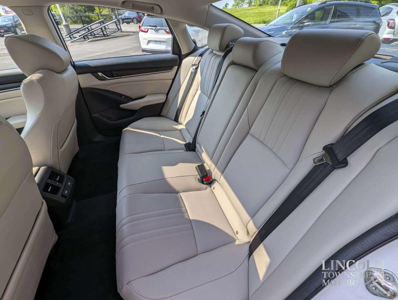 2019 Honda Accord Touring - CLEAN CARFAX, RMT START, SUNROOF, NAV Photo
