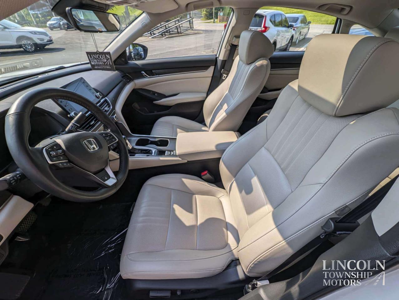 2019 Honda Accord Touring - CLEAN CARFAX, RMT START, SUNROOF, NAV Photo