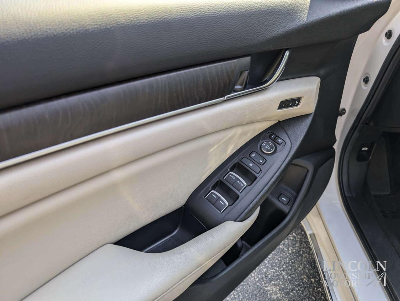 2019 Honda Accord Touring - CLEAN CARFAX, RMT START, SUNROOF, NAV Photo