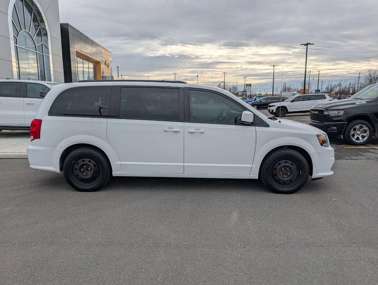 2019 Dodge Grand Caravan GT WINTER AND SUMMER TIRES ON RIMS Photo4