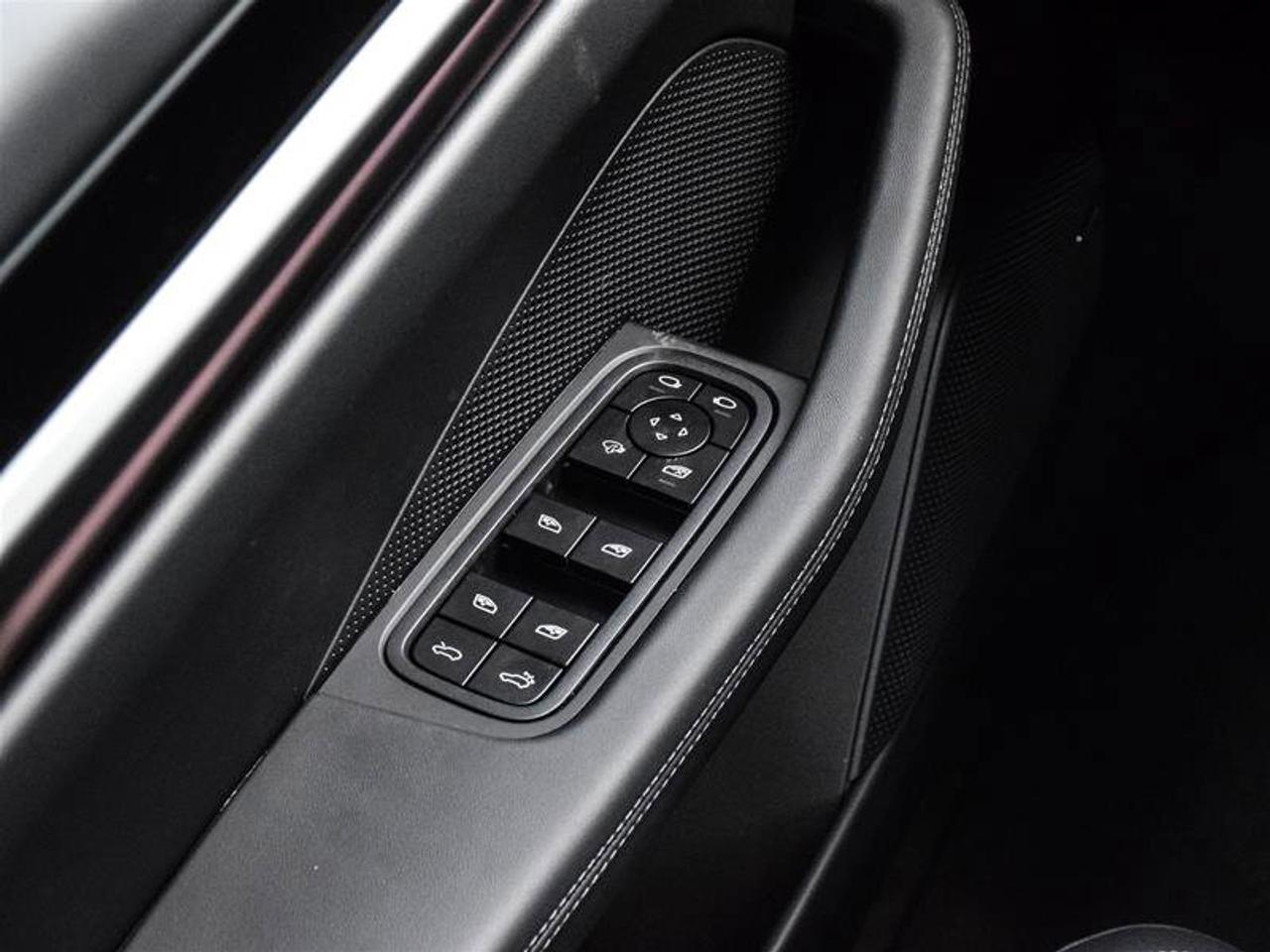 2024 Porsche Macan Electric 4 Green Photo