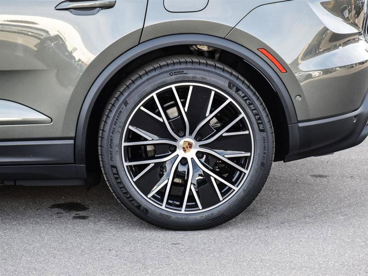2024 Porsche Macan Electric 4 Green Photo