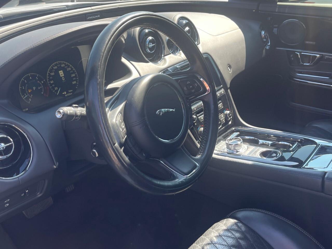 2016 Jaguar XJ 4dr Sdn XJL Portfolio AWD Portfolio/Nav/Cam/Roof / Photo