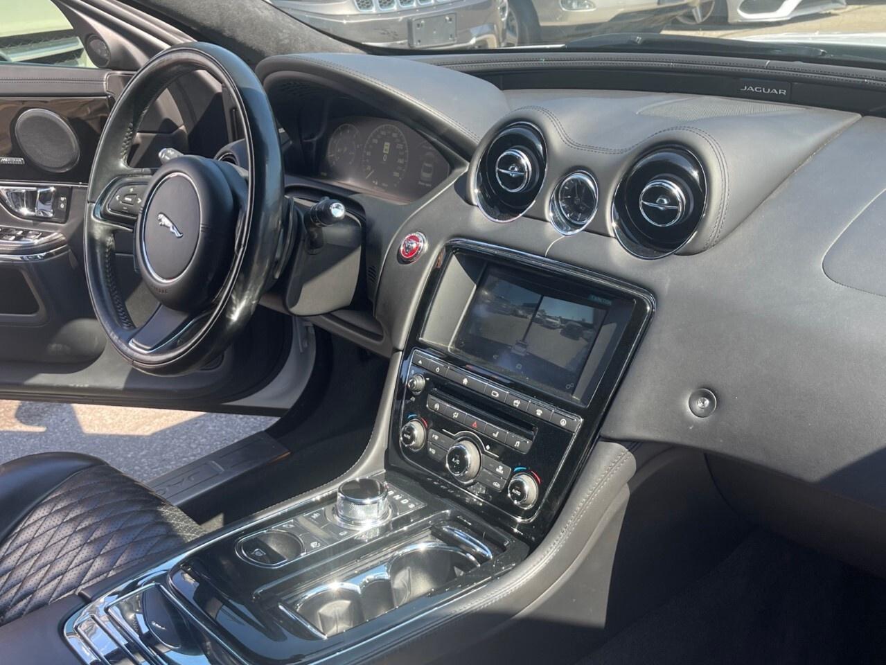 2016 Jaguar XJ 4dr Sdn XJL Portfolio AWD Portfolio/Nav/Cam/Roof / Photo