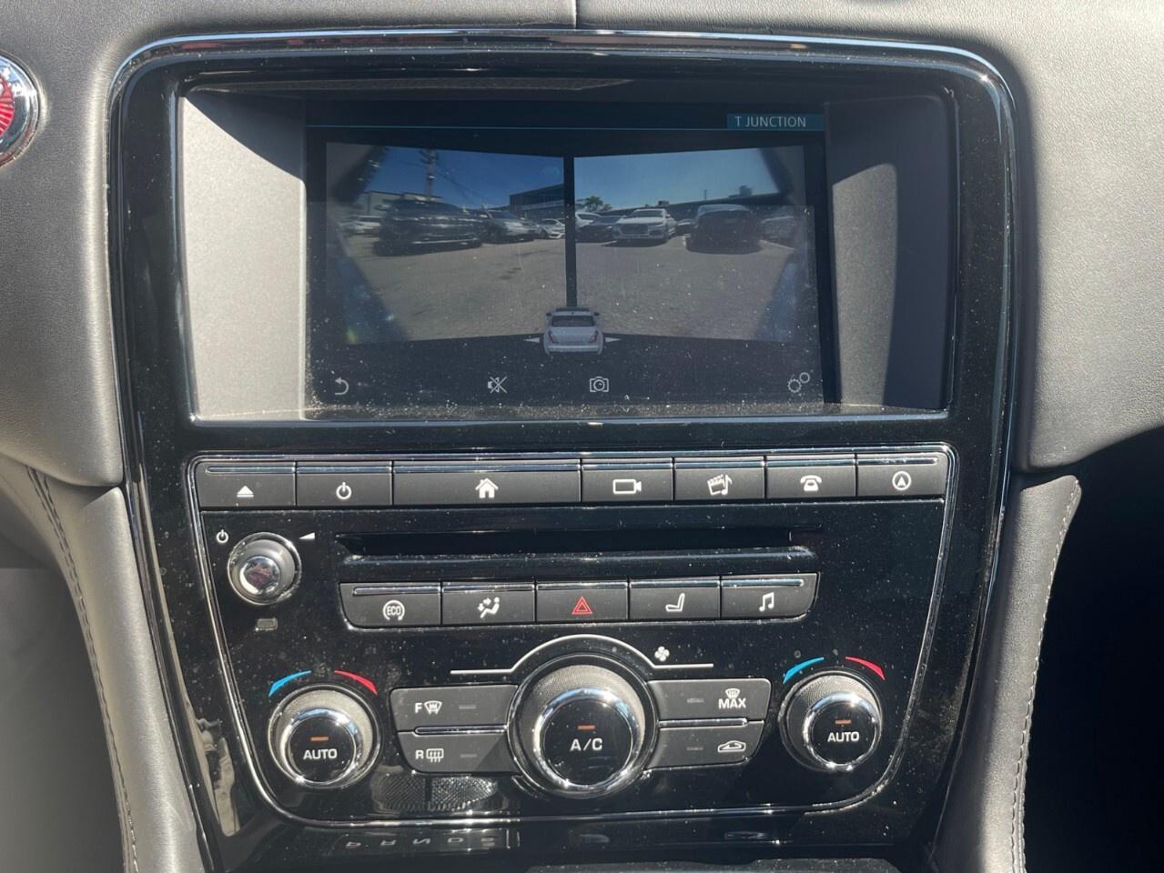 2016 Jaguar XJ 4dr Sdn XJL Portfolio AWD Portfolio/Nav/Cam/Roof / Photo