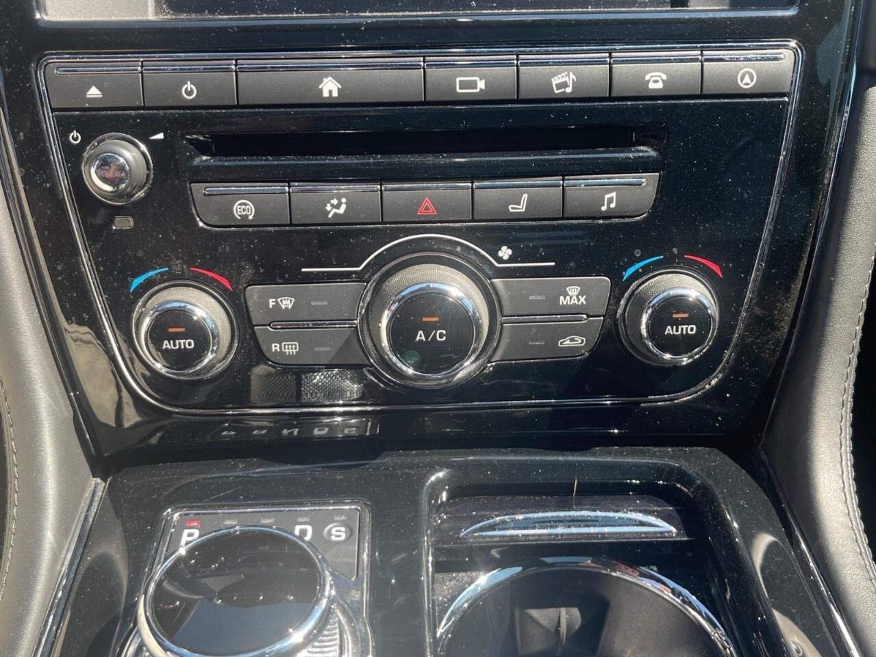 2016 Jaguar XJ 4dr Sdn XJL Portfolio AWD Portfolio/Nav/Cam/Roof / Photo