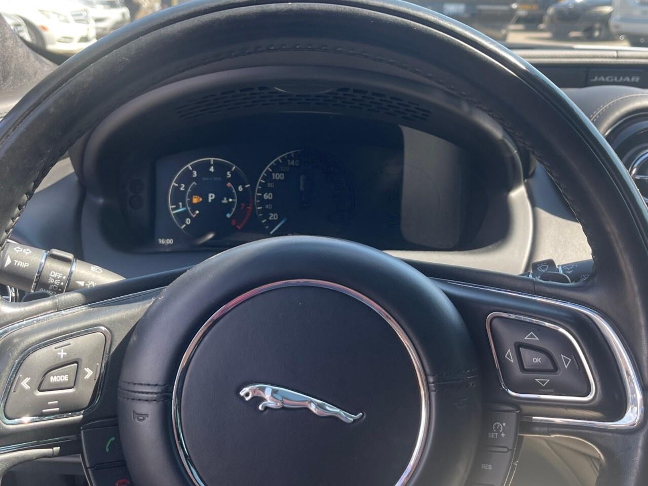 2016 Jaguar XJ 4dr Sdn XJL Portfolio AWD Portfolio/Nav/Cam/Roof / Photo