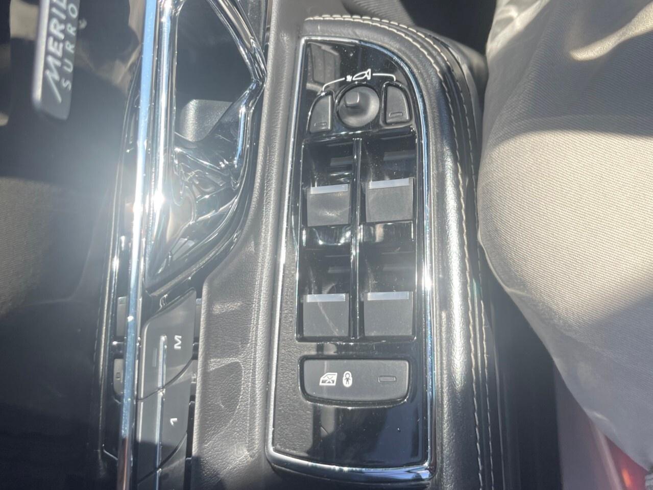 2016 Jaguar XJ 4dr Sdn XJL Portfolio AWD Portfolio/Nav/Cam/Roof / Photo