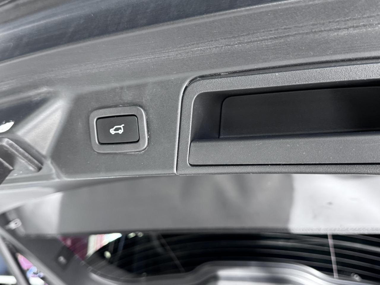 2018 Land Rover Range Rover Velar P380 R-Dynamic SE Photo