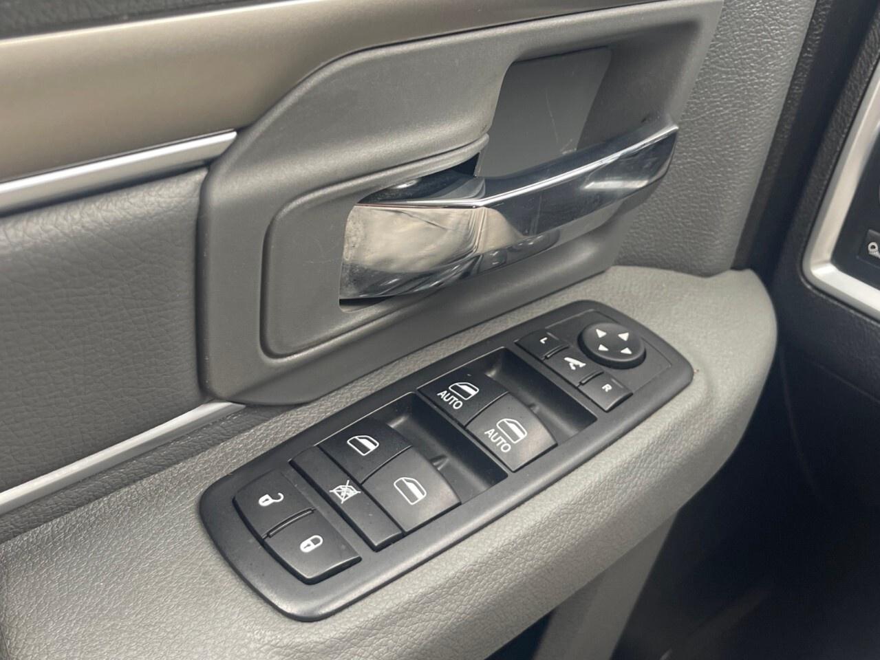 2018 RAM 1500 SLT 4x4 Crew Cab 5'7 Box Diesel/SLT/Navigation/Bac Photo