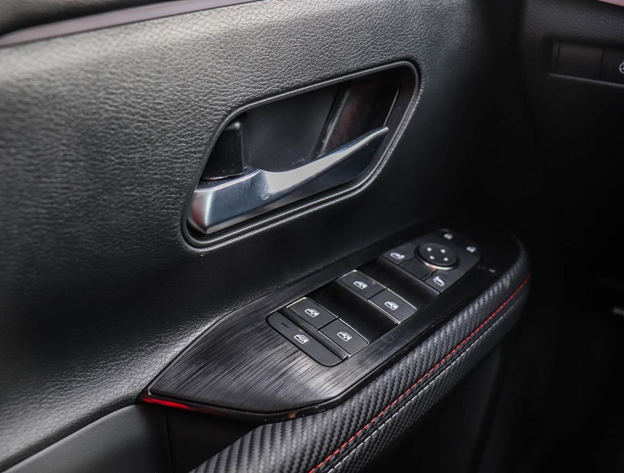 2025 Nissan Kicks SR PREMIUM WITH SPORT WHEEL PACKAGE !!! NO ACCIDEN Photo