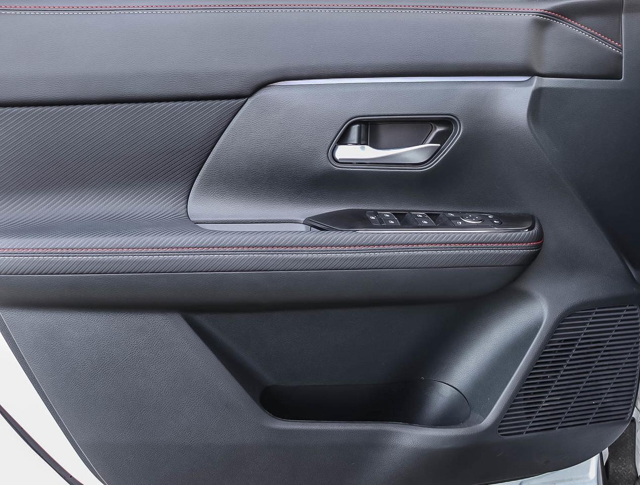 2025 Nissan Kicks SR PREMIUM WITH SPORT WHEEL PACKAGE !!! NO ACCIDEN Photo