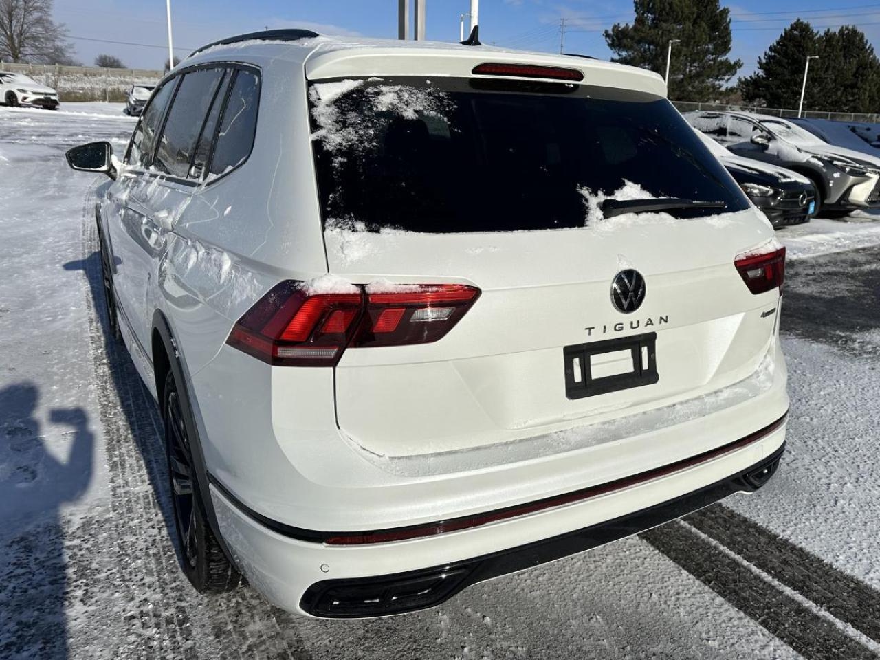 2024 Volkswagen Tiguan Comfortline R-Line Black Edition AWD - LOW KMS Photo4