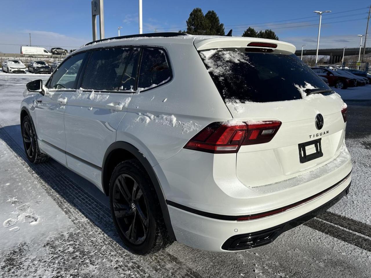 2024 Volkswagen Tiguan Comfortline R-Line Black Edition AWD - LOW KMS Photo3