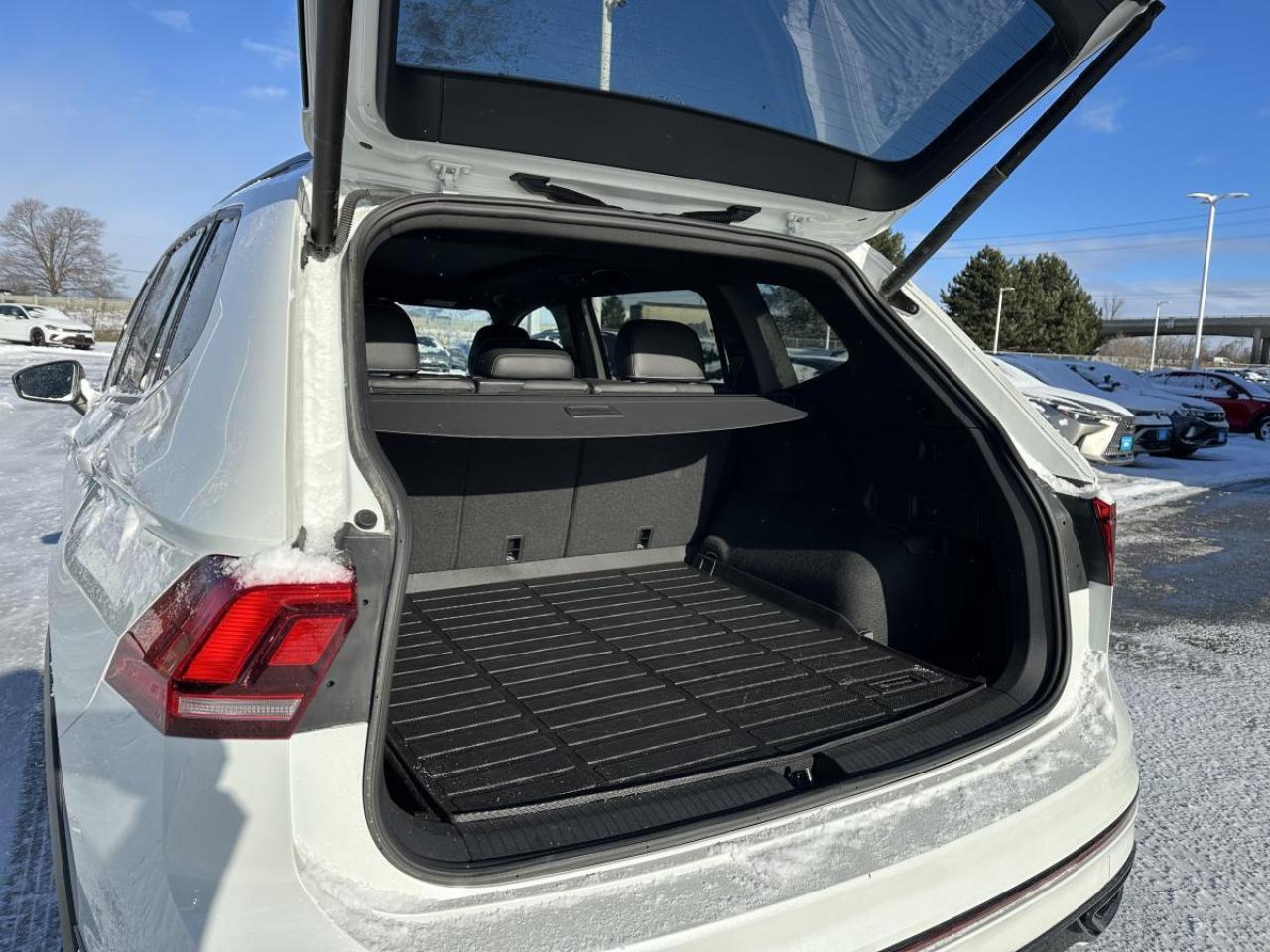 2024 Volkswagen Tiguan Comfortline R-Line Black Edition AWD - LOW KMS Photo