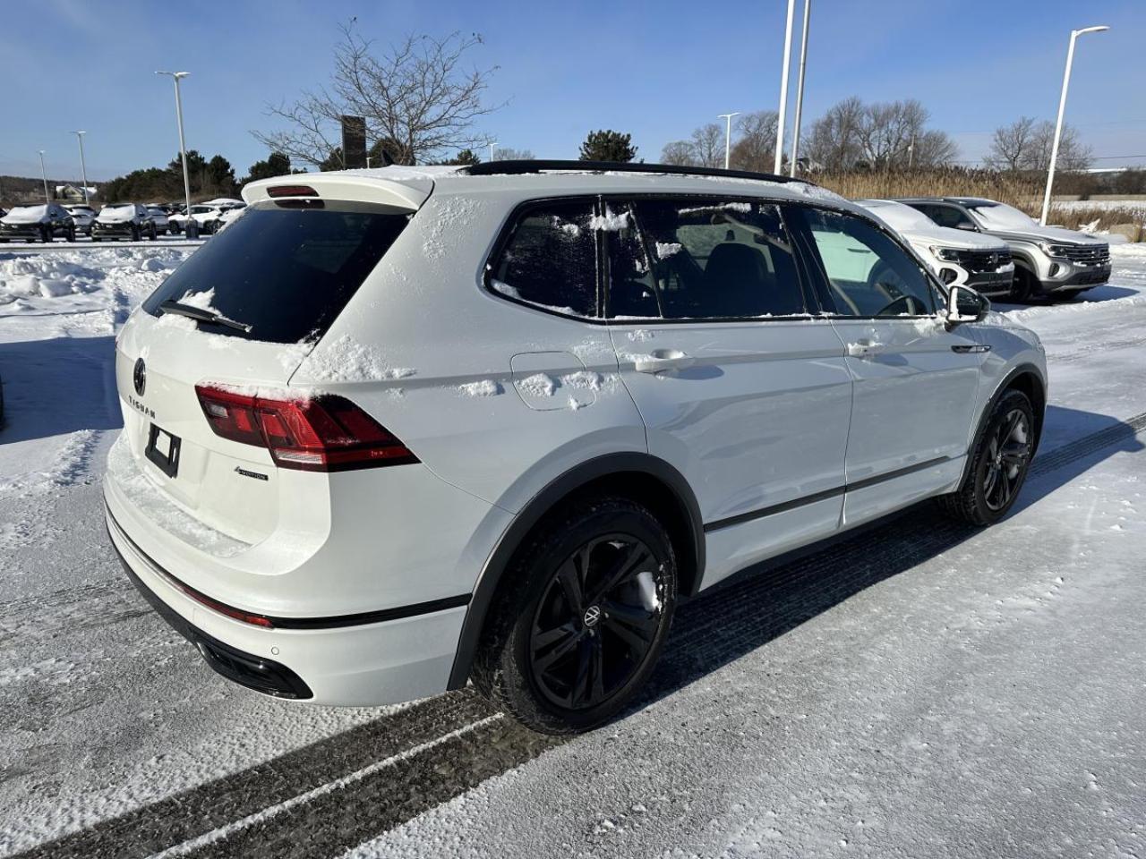 2024 Volkswagen Tiguan Comfortline R-Line Black Edition AWD - LOW KMS Photo