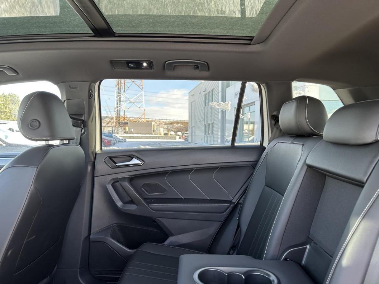 2024 Volkswagen Tiguan Comfortline R-Line Black Edition AWD - LOW KMS Photo