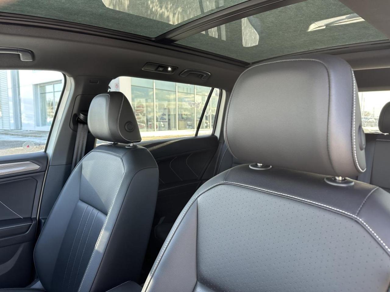 2024 Volkswagen Tiguan Comfortline R-Line Black Edition AWD - LOW KMS Photo