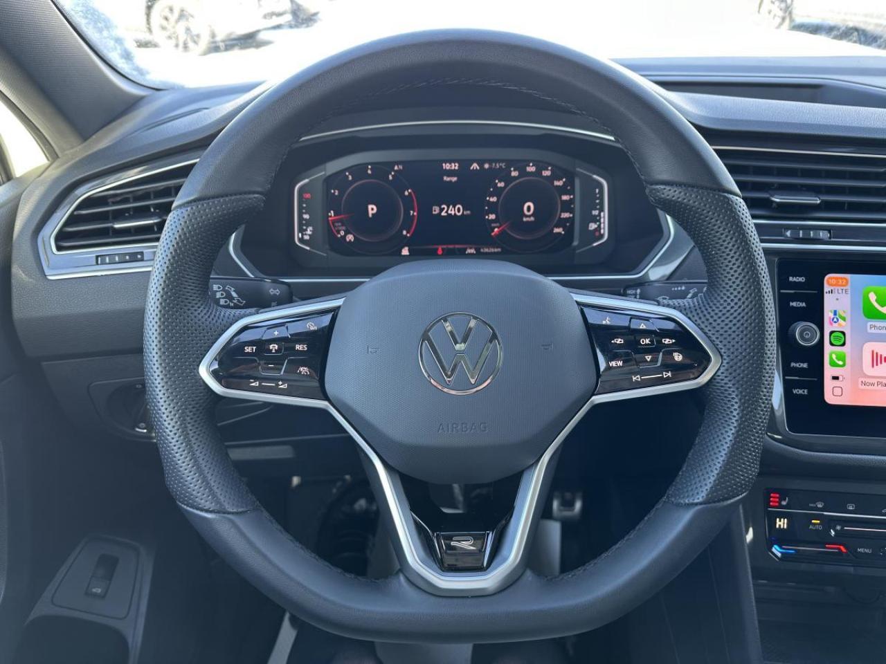 2024 Volkswagen Tiguan Comfortline R-Line Black Edition AWD - LOW KMS Photo