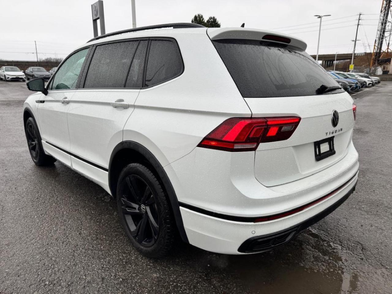 2024 Volkswagen Tiguan Comfortline R-Line Black Edition AWD - LOW KMS Photo2