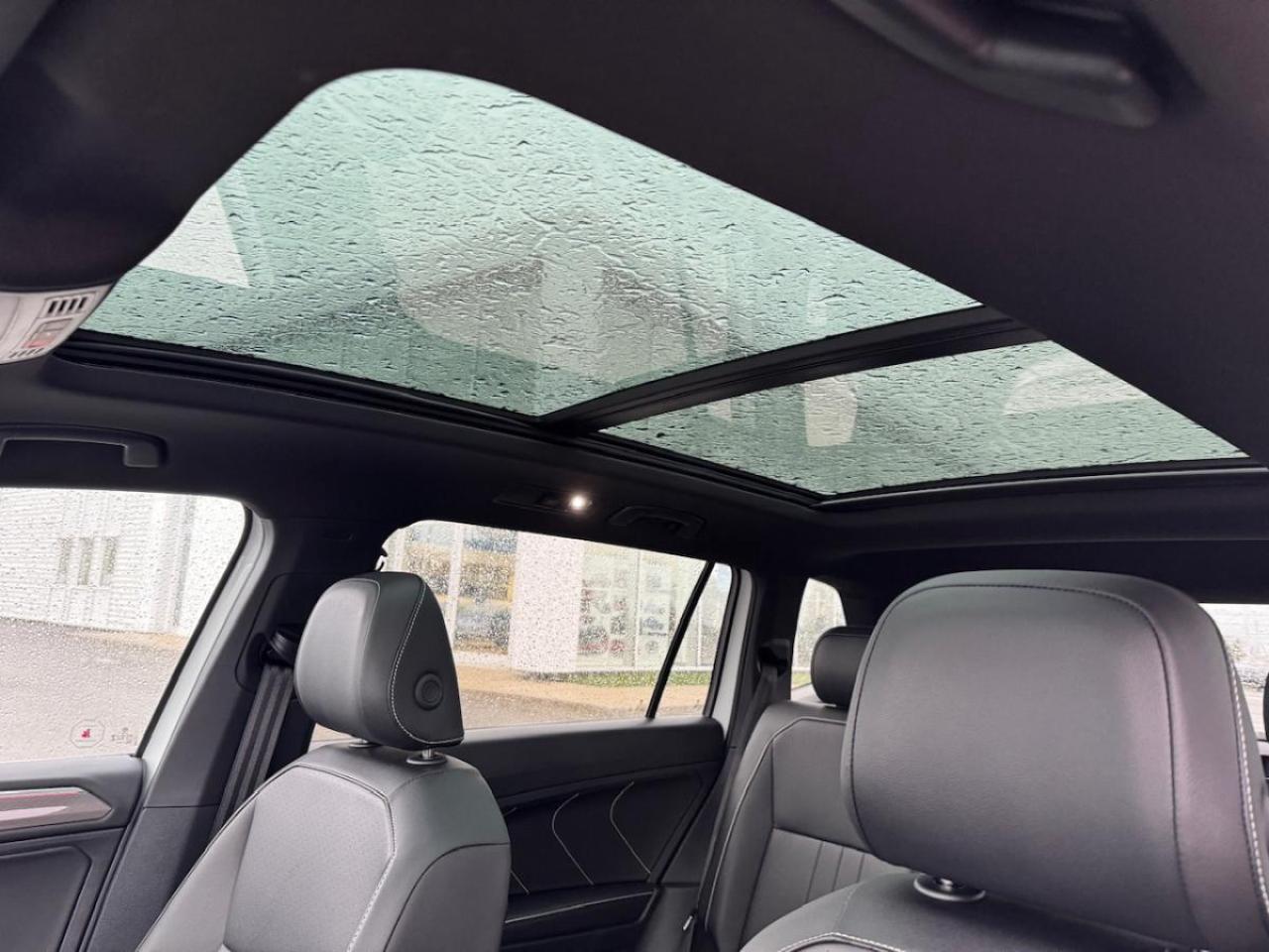 2024 Volkswagen Tiguan Comfortline R-Line Black Edition AWD - LOW KMS Photo