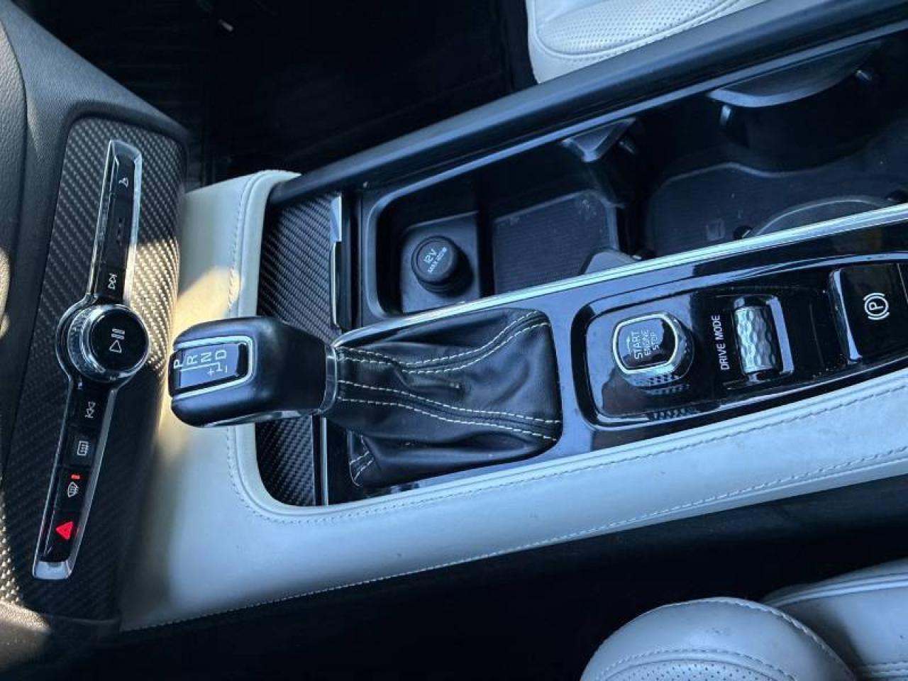 2020 Volvo XC90 T6 l No Accident l R-Design l 7-Seater l AWD Photo