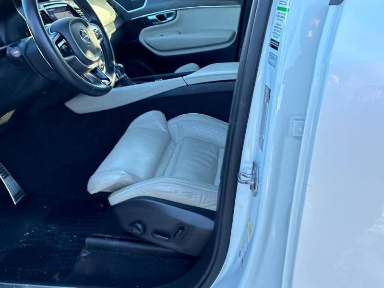 2020 Volvo XC90 T6 l No Accident l R-Design l 7-Seater l AWD Photo