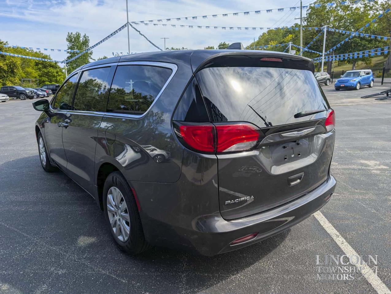 2019 Chrysler Pacifica LX- 7 SEATS, RMT START, CLEAN CARFAX, HEATED SEATS Photo
