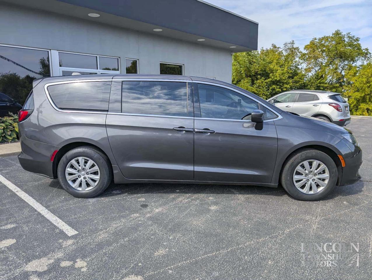 2019 Chrysler Pacifica LX- 7 SEATS, RMT START, CLEAN CARFAX, HEATED SEATS Photo