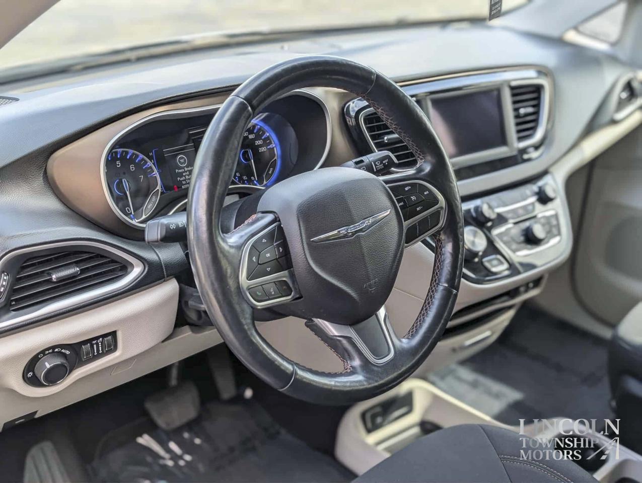 2019 Chrysler Pacifica LX- 7 SEATS, RMT START, CLEAN CARFAX, HEATED SEATS Photo