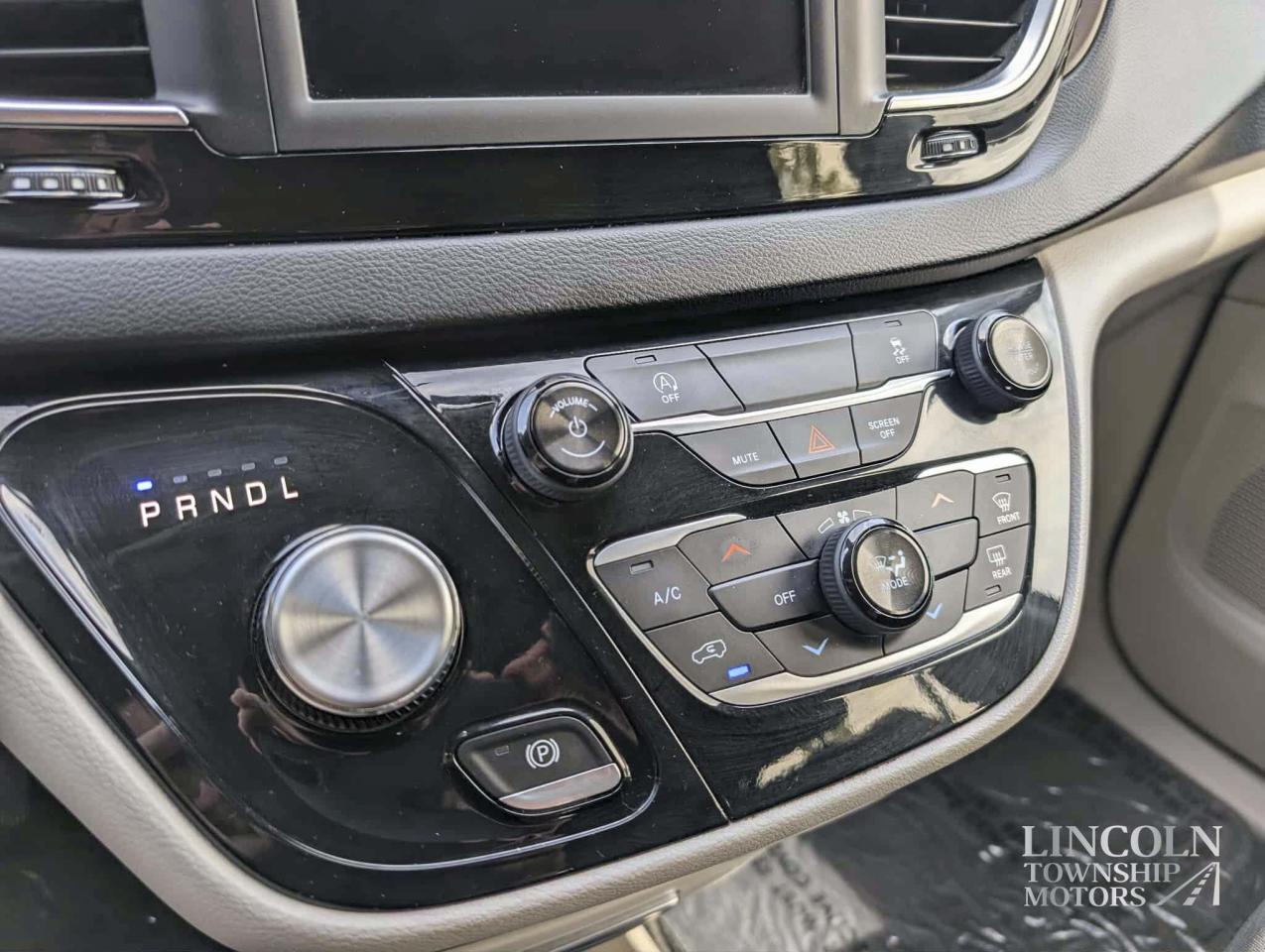 2019 Chrysler Pacifica LX- 7 SEATS, RMT START, CLEAN CARFAX, HEATED SEATS Photo