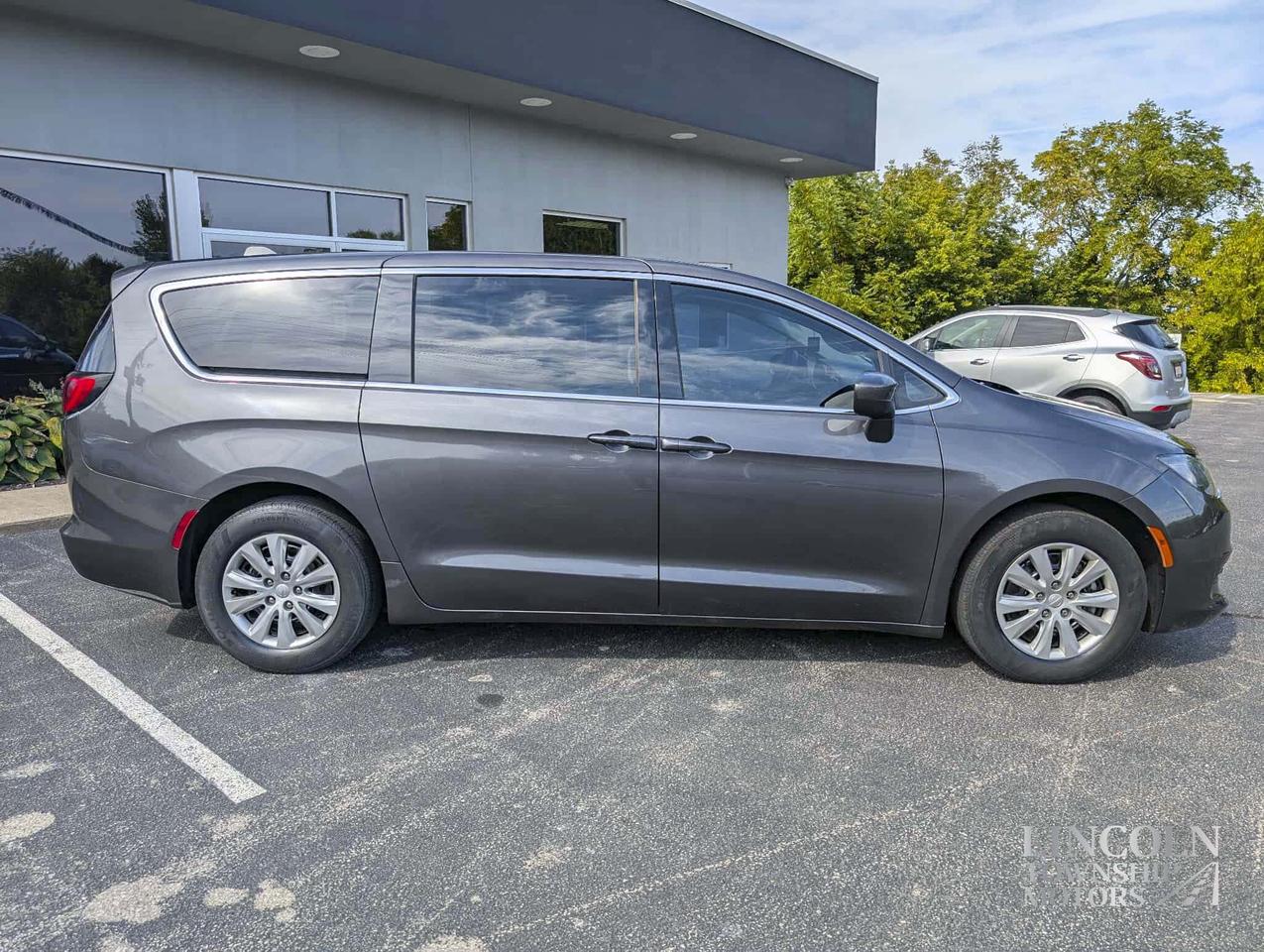 2019 Chrysler Pacifica LX- 7 SEATS, RMT START, CLEAN CARFAX, HEATED SEATS Photo