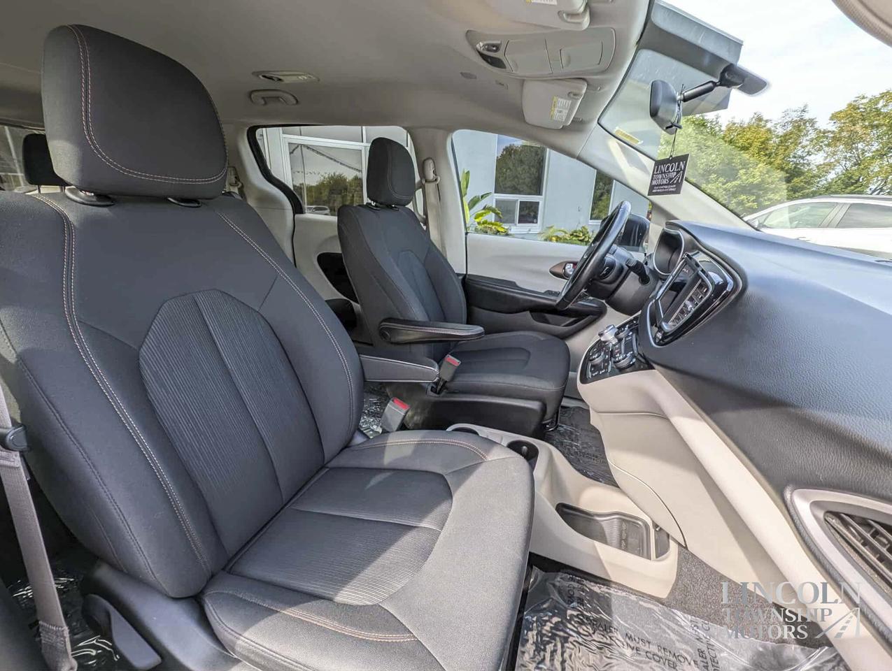 2019 Chrysler Pacifica LX- 7 SEATS, RMT START, CLEAN CARFAX, HEATED SEATS Photo