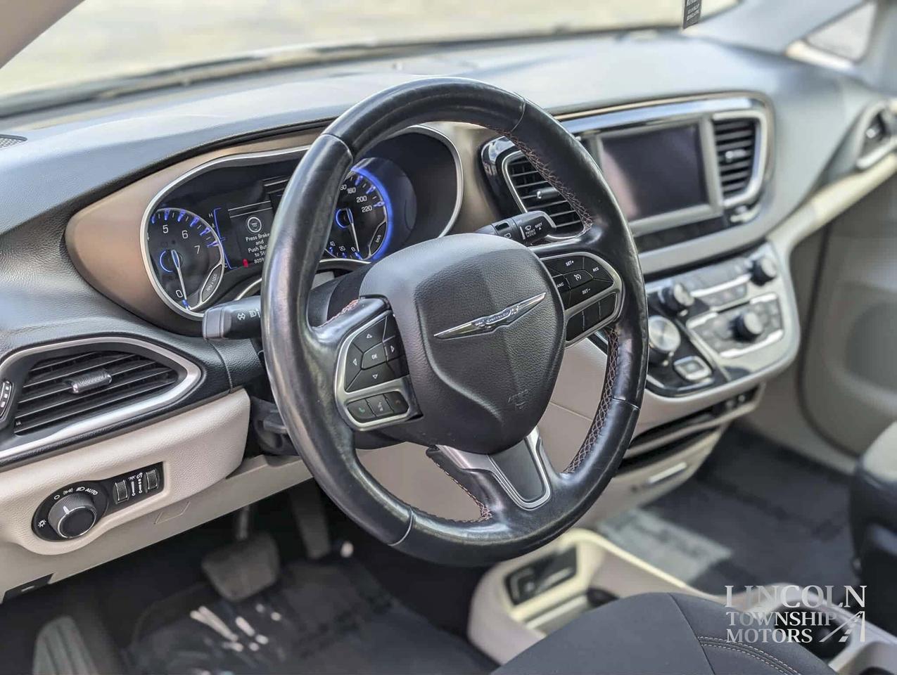 2019 Chrysler Pacifica LX- 7 SEATS, RMT START, CLEAN CARFAX, HEATED SEATS Photo