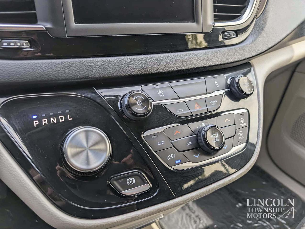 2019 Chrysler Pacifica LX- 7 SEATS, RMT START, CLEAN CARFAX, HEATED SEATS Photo