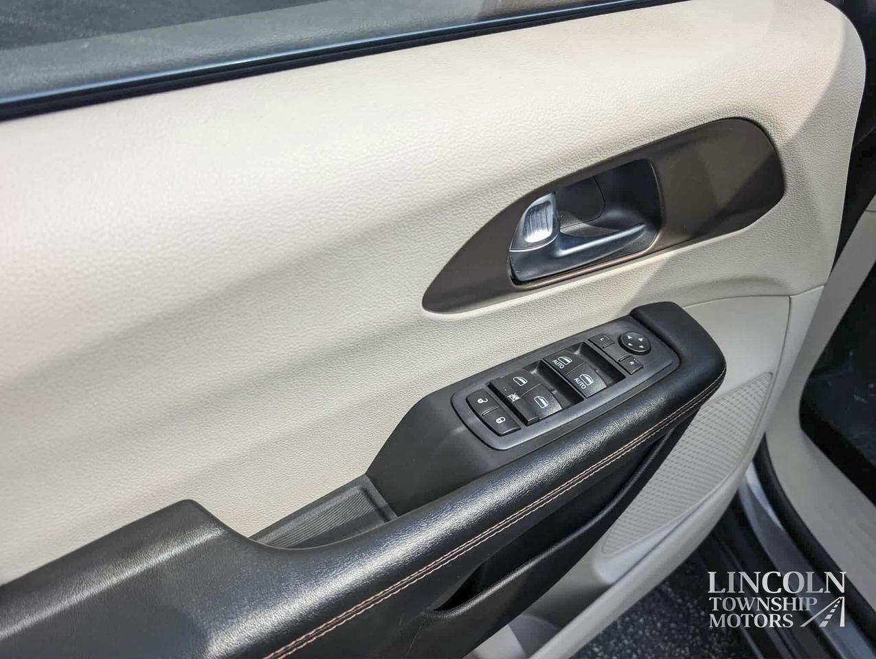 2019 Chrysler Pacifica LX- 7 SEATS, RMT START, CLEAN CARFAX, HEATED SEATS Photo