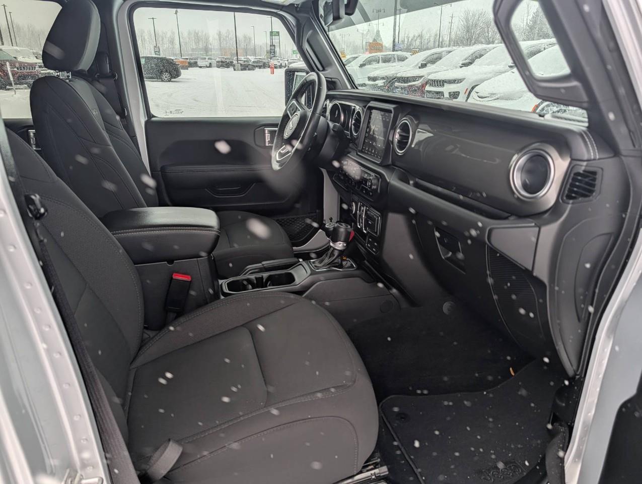 2023 Jeep Wrangler Sahara NO ACCIDENTS/ LOW KMS Photo