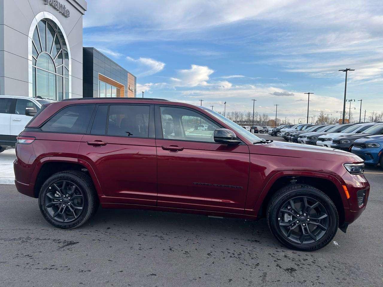 2023 Jeep Grand Cherokee Incl. Panoramic Sunroof + Surround Camera Photo