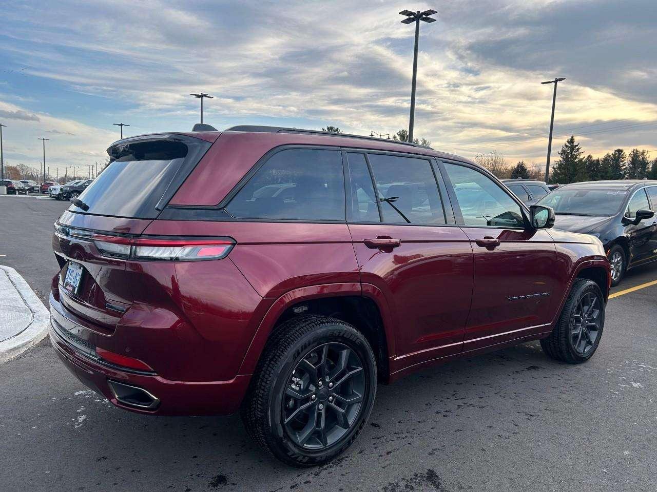 2023 Jeep Grand Cherokee Incl. Panoramic Sunroof + Surround Camera Photo