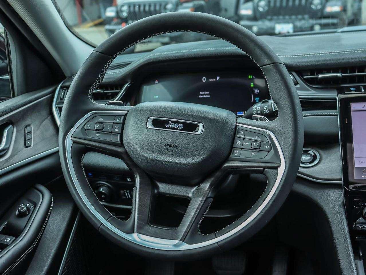 2023 Jeep Grand Cherokee Incl. Panoramic Sunroof + Surround Camera Photo