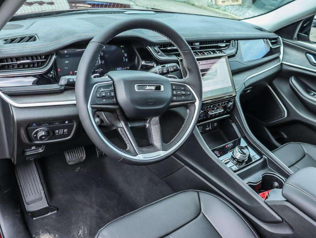 2023 Jeep Grand Cherokee Incl. Panoramic Sunroof + Surround Camera Photo