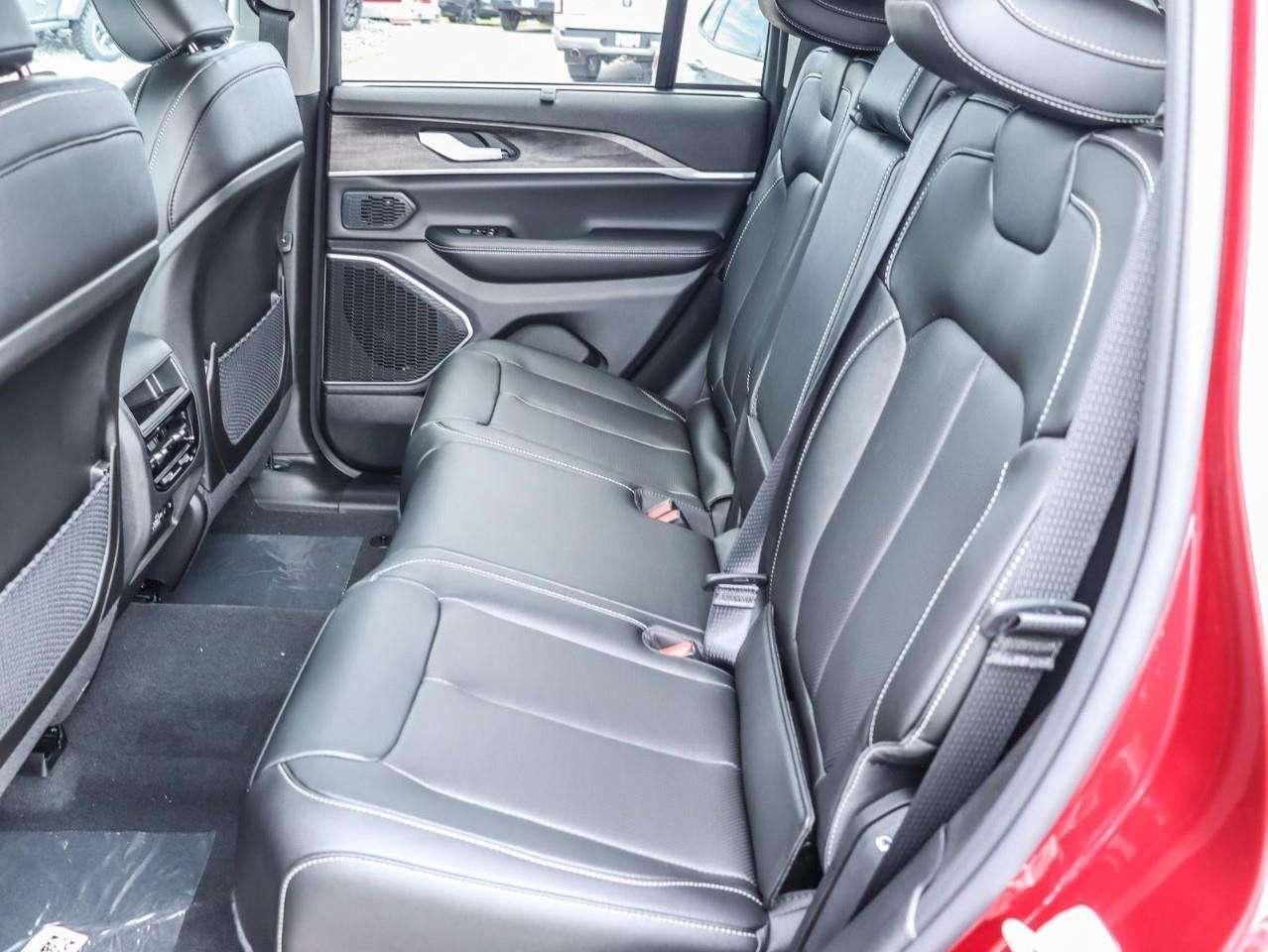 2023 Jeep Grand Cherokee Incl. Panoramic Sunroof + Surround Camera Photo