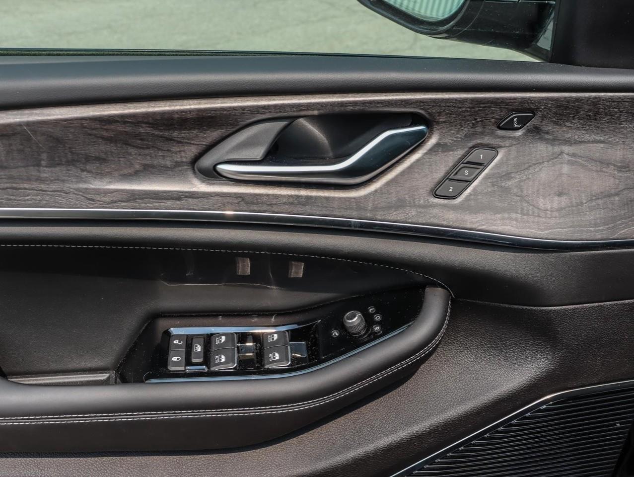 2023 Jeep Grand Cherokee 4xe Overland Incl. Panoramic Sunroof   Rear Seat Video Photo